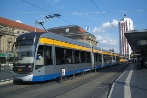 Die Straßenbahn bringt uns von Station zu Station der Tour.