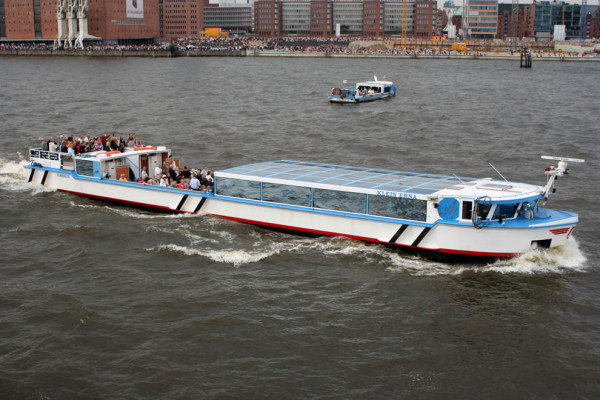 Mit dem Flachen Fahrgastschiff durch den Hafen