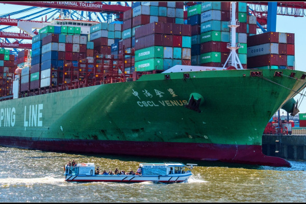 Entlang der großen Containerschiffe hinein in den Hamburger Hafen