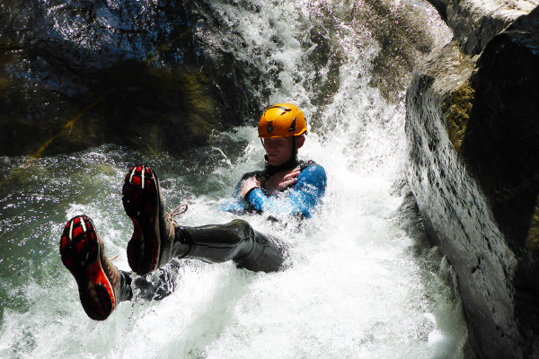 Rutschen beim Canyoning im Allgäu mit MAP-Erlebnis - die Starzlachklamm