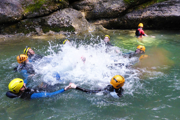 Ein toller Ausflug für eine Gruppe ist das Canyoning im Allgäu mit MAP-Erlebnis - die Starzlachklamm