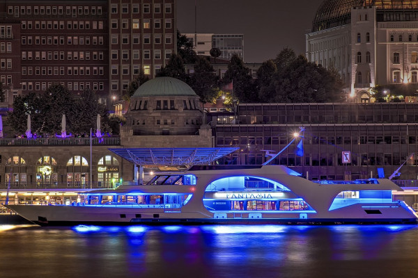 MS FANTASIA beleuchtet