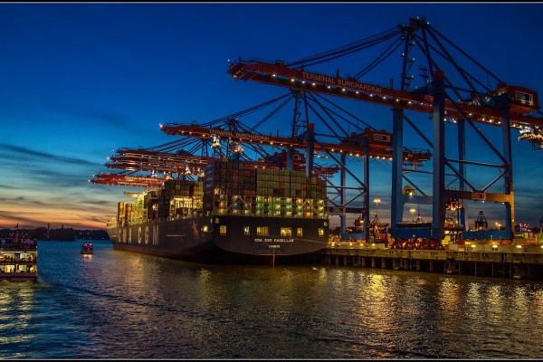 Beleuchteter Container Hafen