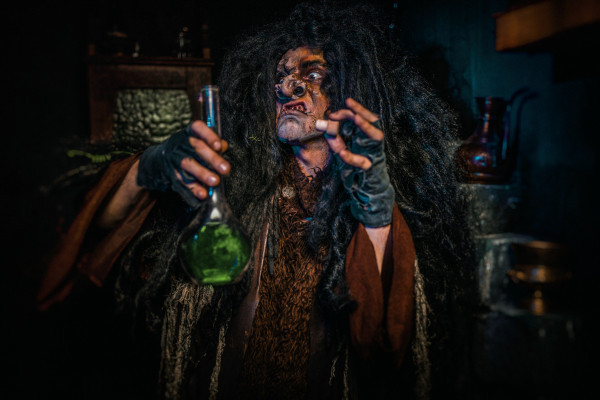 Der Alchemist braut einen Zaubertrank Der Alchemist braut einen Zaubertrank