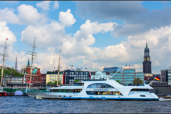 Mit dem Fahrgastschiff an der Hafenkante entlang