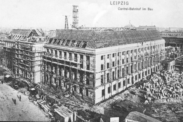 Der Bahnhof im Bau.