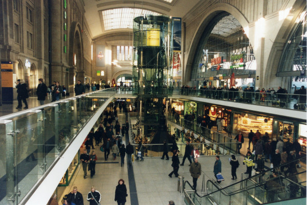 1997 eröffnen die Promenaden.