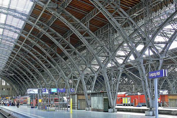 Die gewaltige Gleishalle für 26 Bahnsteige.
