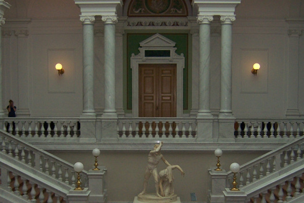 Das Treppenhaus der Universitätsbibliothek im Musikviertel.