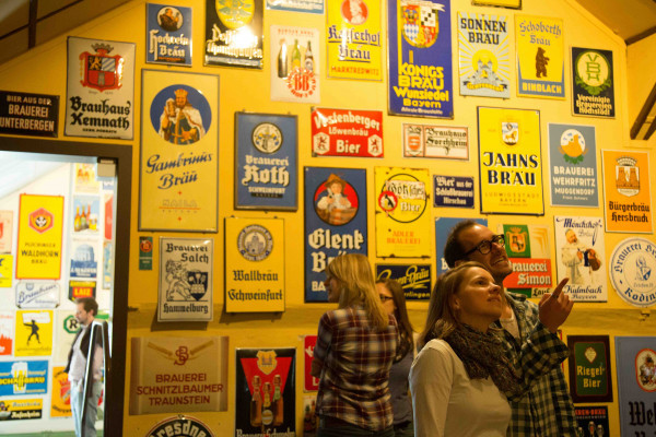 Über 400 Emaille- und Blechschilder