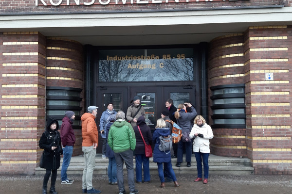 Wir erfahren etwas über die Industriegeschichte und den Aufstieg der Konsumgenossenschaft.