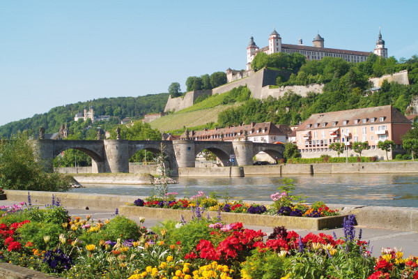 © Congress-Tourismus-Würzburg, Fotograf: A. Bestle
Mainkai mit Blick auf Festung Marienberg