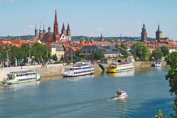 (c) Congress-Tourismus-Würzburg, Fotograf: A. Bestle
Blick auf Würzburg mit Schifffahrt (c) Congress-Tourismus-Würzburg, Fotograf: A. Bestle
Blick auf Würzburg mit Schifffahrt