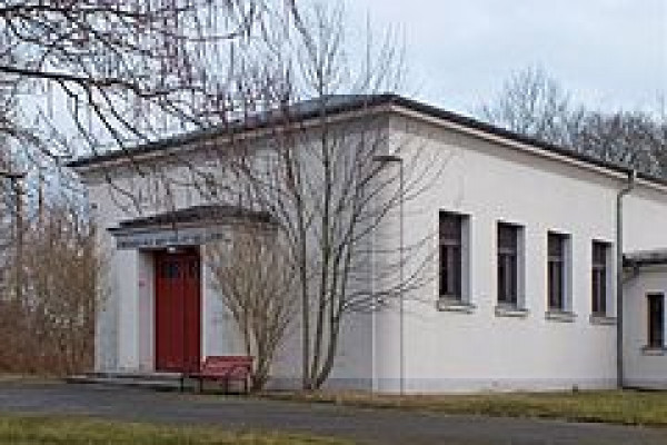 die neue Trauerhalle des Friedhofs