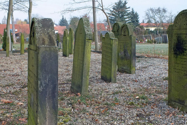 die vom alten Friedhof umgesetzten Grabsteine