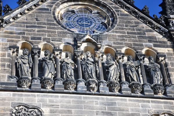 Die Galerie am Kirchenportal