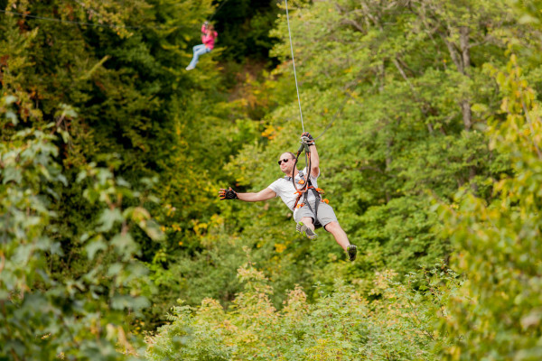 Zipline-Tour
Flüge über die Baumkronen in bis zu 50 m Höhe
