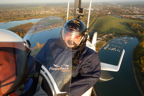 Tragschrauber mit Gast am Flugplatz Wesel Römerwardt