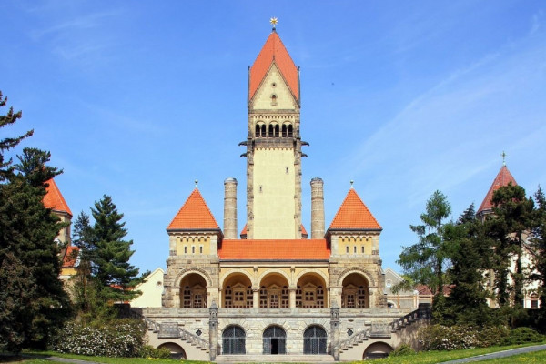 Das beeindruckende Kapellengebäude des Friedhofes.