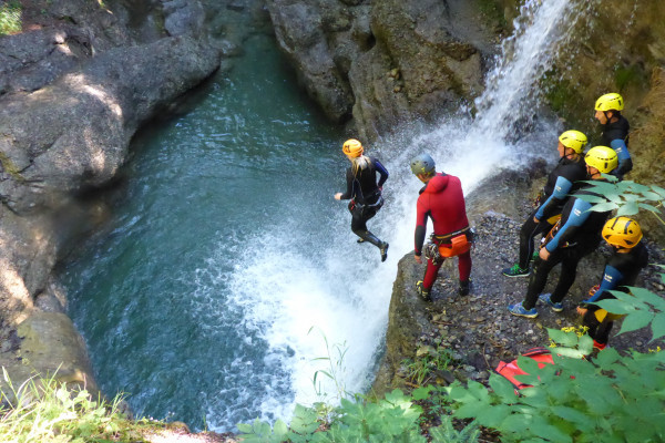Spünge in klare Becken