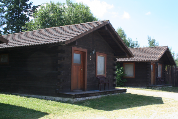 Sie übernachten in unseren komfortablen Blockhäusern.