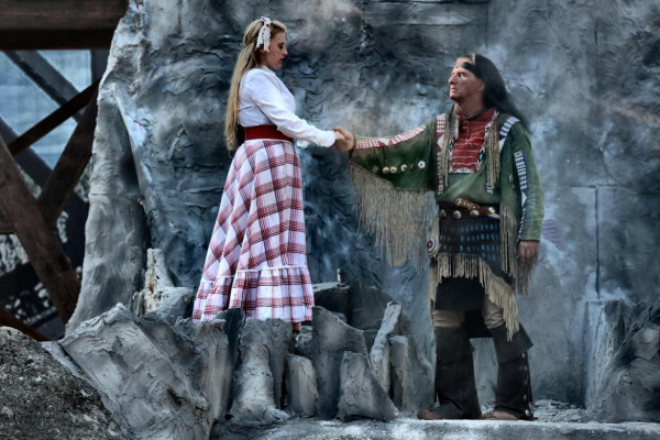 In den bayerischen Sommerferien können Sie auch eine Aufführung unserer Süddeutschen Karl May-Festspiele besuchen.