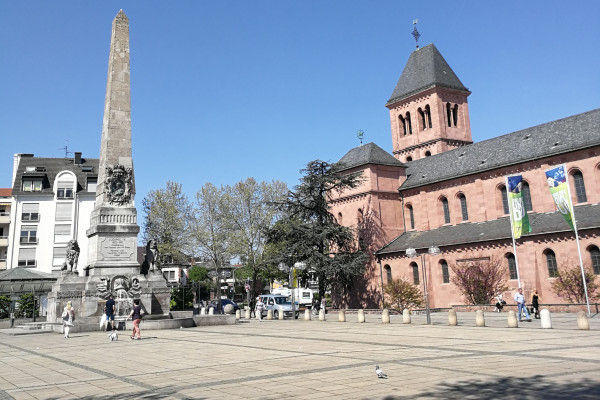 Ludwigsplatz mit Martinskirche und Obelisk