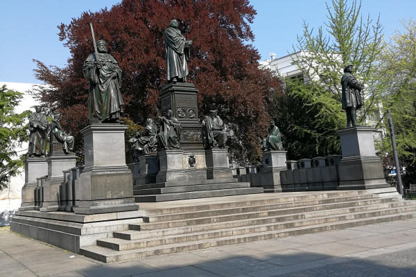 Das Lutherdenkmal, in Form einer mittelalterlichen Burg