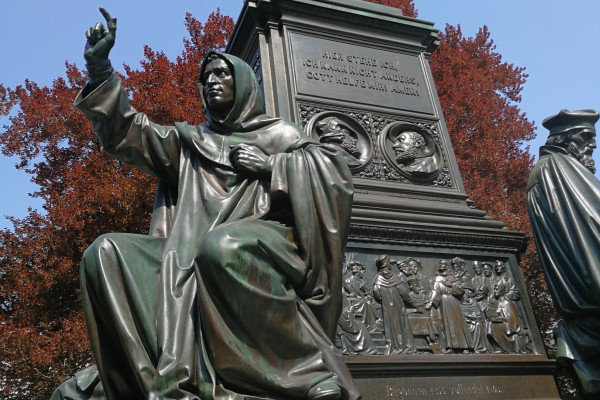 Hironymus Savonerola , Lutherdenkmal und Bronzerelief mit Reichstagsszene