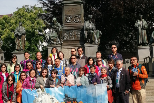 Gruppe vor dem Lutherdenkmal