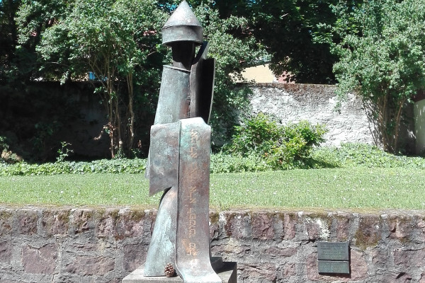 Synagogengarten Worms, Denkmalstele für Raschi