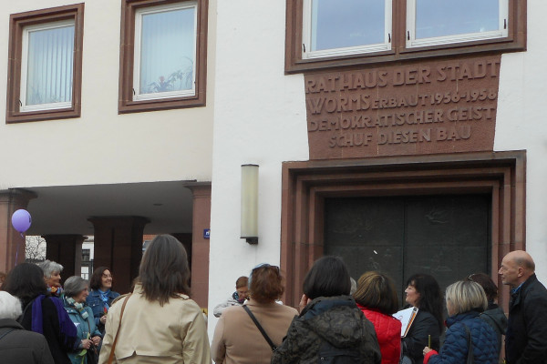 Vor dem Rathaus in Worms, mit der Inschrift als Credo: "Demokratischer Geist schuf diesen Bau"!