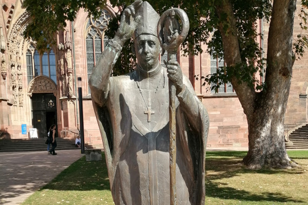 Die Bronzestatue von Bischof Burchard - unser Treffpunkt