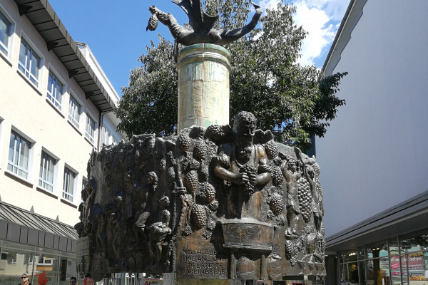 Der Winzerbrunnen, ein Erzählort auf dieser Tour