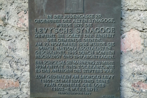 Die Gedenktafel für die Levy'sche Synagoge von 1871