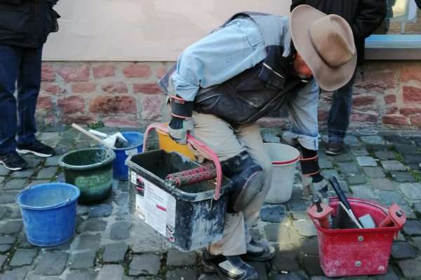 Der Künstler und Schaffer des größten dezentralen Holocaust Mahnmals, beim Verlegen von Stolpersteinen in Worms, am 7.Februar 2020