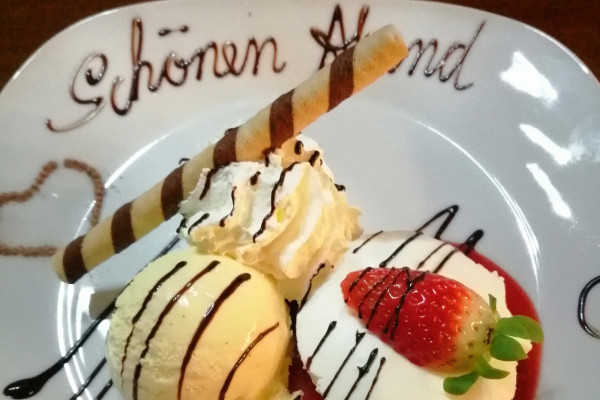 Nachtisch bei der 'Nibelungenstube'