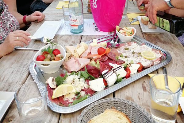 Vorspeisenplatte, im Sommer draußen, bei 'errante'