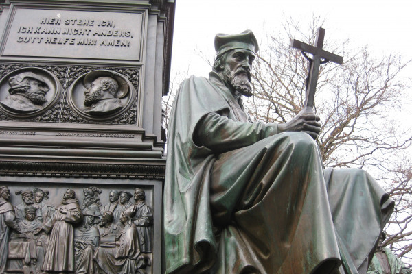 Johannes Hus, einer der Vorreformatoren auf dem Lutherdenkmal