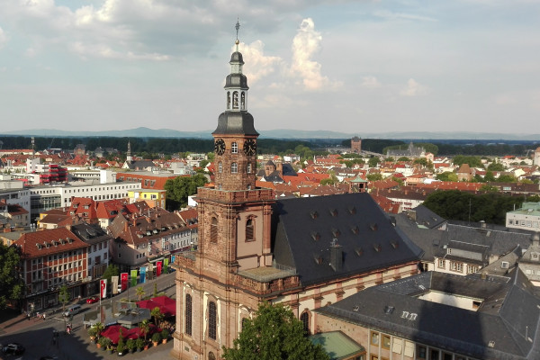 Die Dreifaltigkeitskirche mit Rathausbezirk
