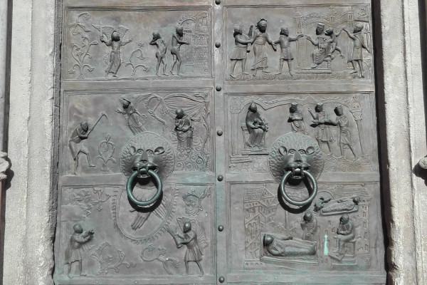 Ausschnitt aus der Bernwardstür, dem Hauptportal von St.Paul