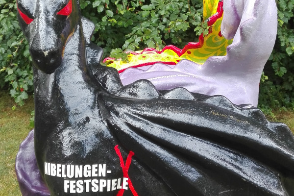 Drachen in Worms - dieser wirbt für die alljährlichen Nibelungenfestspiele
