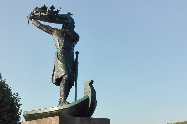 Hagendenkmal am Rheinufer