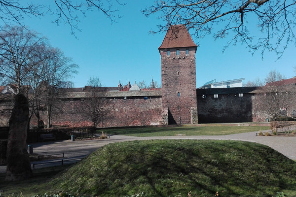Der Torturmplatz, mit "Siegrfrieds Grab" im Vordergrund und der alten Stadtmauer im Hintergrund