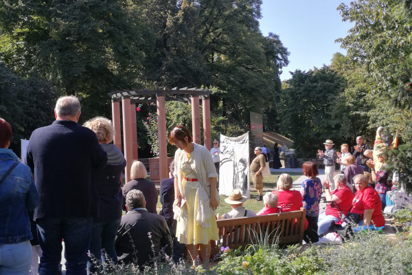 am Mahnmal für die Opfer des Faschismus