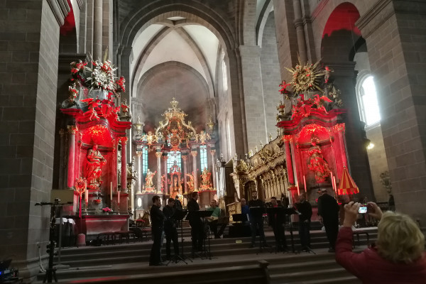 Die beiden Seitenaltäre, illuminiert