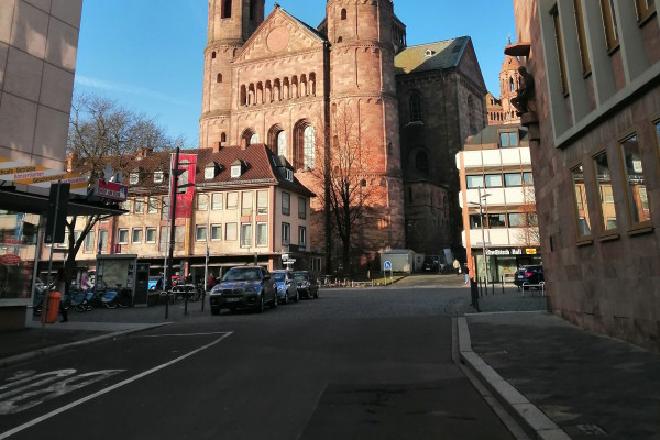 Linke Seite, die Haltestelle für Fernbusse,( Hagenstraße 4), im Hintergrund die Ostseite des Domes