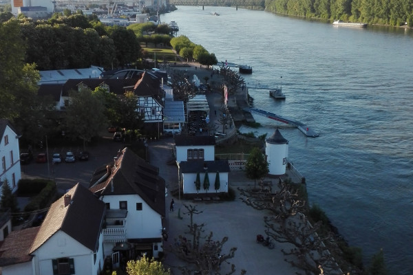Wormser Rheinufer mit den diversen Gastronomiebetrieben (Kolb's Biergarten, Eiscafé am Pegelhäuschen, Hagenbräu Brauerei, italienisches Restaurant 'Al Fiume'