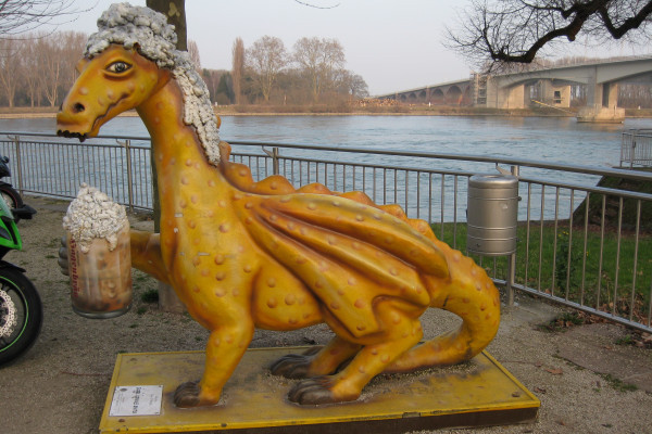 Hagenbräudrache am Rheinufer vor der 'Hagenbräu Gastronomie'