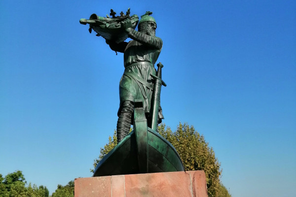 Das Hagendenkmal am Rheinufer